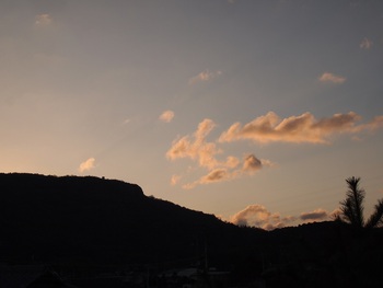 島の朝は晴れ