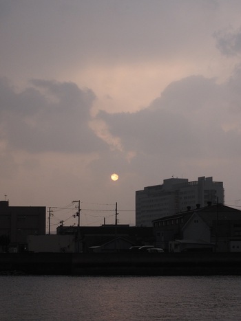 今朝も曇り空
