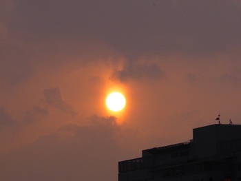 今朝も曇り空