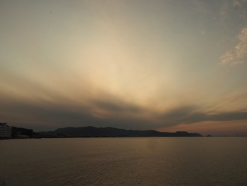 夕陽は雲の中