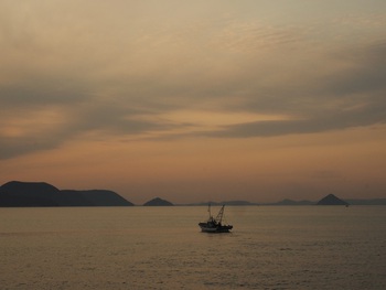 夕陽は雲の中