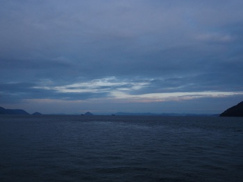 今朝も曇り空