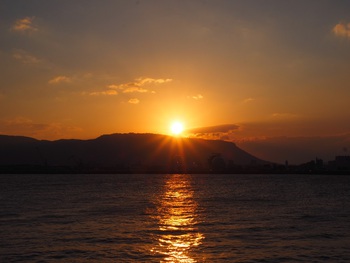 眩しい朝陽の朝