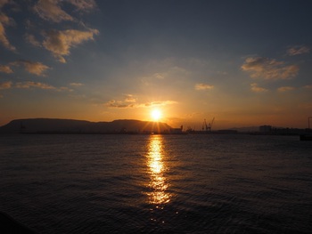 眩しい朝陽の朝