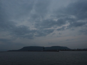 今朝は曇り空