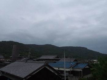 島の朝は雨。