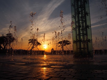 夕陽と噴水