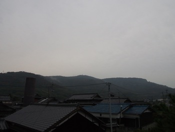 島の朝は雨。