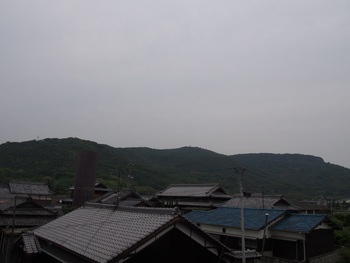 島の朝は曇り
