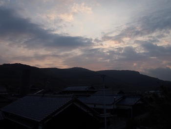 島の朝は、曇り空