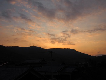 島の朝は、曇り空