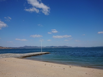 砂浜を散歩