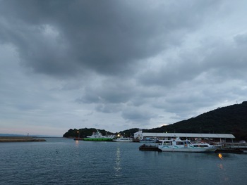 今朝も曇り空