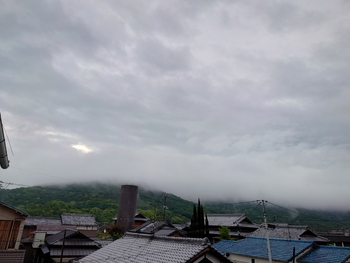 島の朝は、曇り空