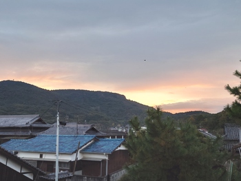 島の朝は曇り空