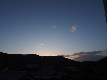 島の朝は暗い