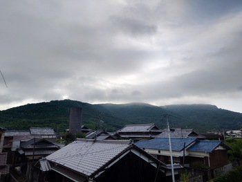 島の朝は曇り空