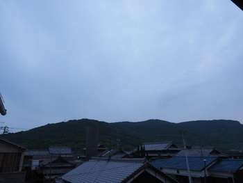 島の朝は曇り空