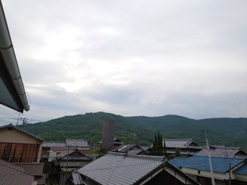 島の朝は曇り空
