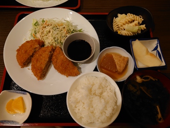 日替わりは、メンチカツ定食