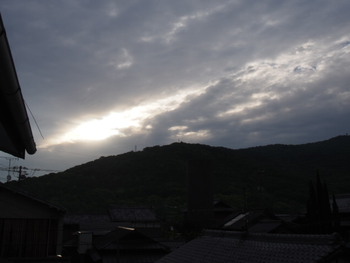島の朝は、曇り空