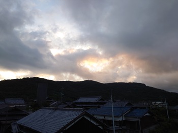 島の朝は曇り空
