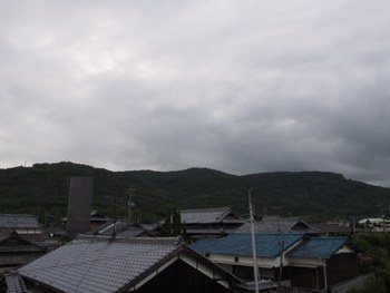 島の朝は曇り空
