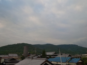 島の朝は、白い曇り空