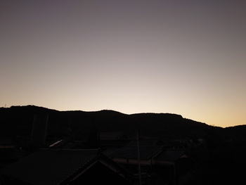 島の朝は寒い