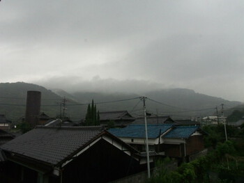 島の朝は雨