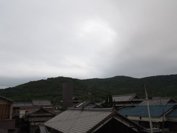島の朝は曇り空