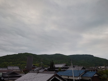島の朝は、曇り空