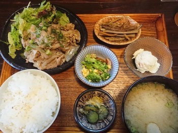 日替りつばめ定食(豚の黒胡椒炒め)