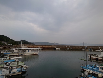 島の夕方は曇り空