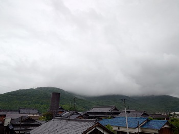 新しい一週間の始まりは雨