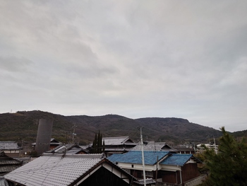 島の朝は曇り空