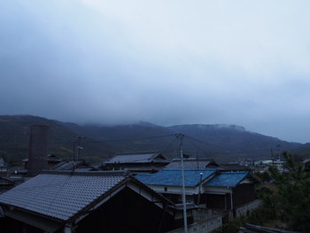 島の朝は小雨