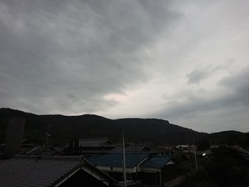今朝は、曇り空