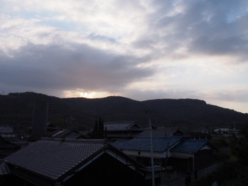 島の朝は曇り空