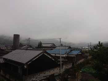 島の朝は、小雨