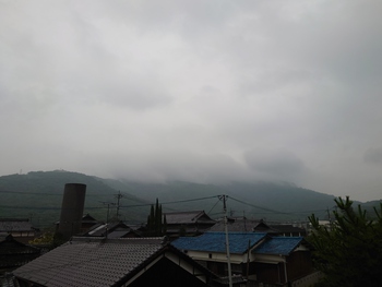 島は夕方から雨