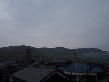 島の朝は小雨