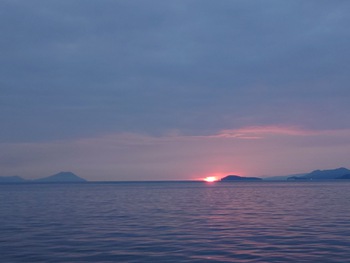 雲間に朝陽