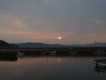 島の夕暮れは曇り空