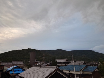 島の朝は雨上がり曇り空