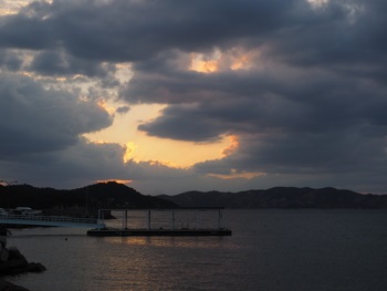 夕暮れ時は曇り空