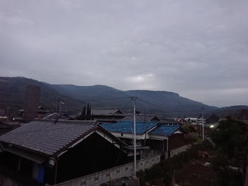 島の朝は曇り空