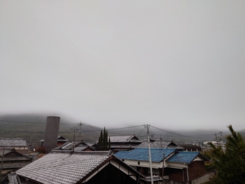 島の朝は曇り空