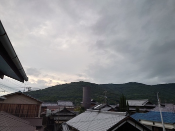 島の朝は曇り空