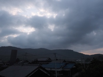 島の朝は曇り空